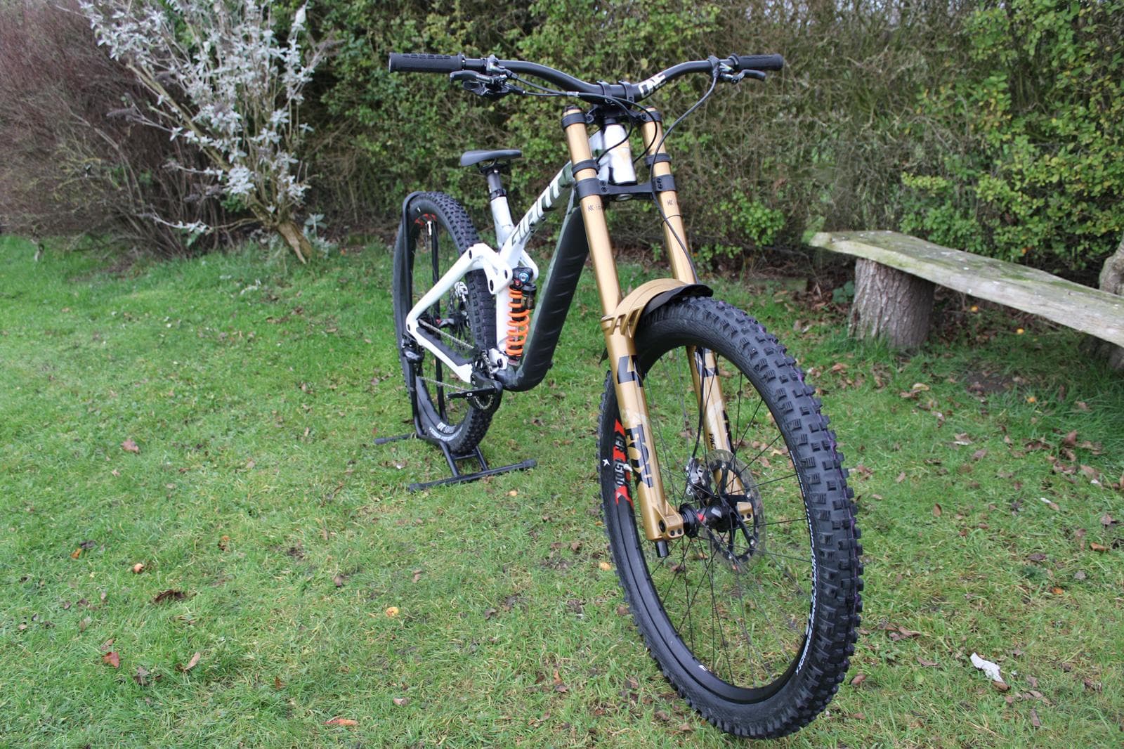 Giant Glory Advanced 2025 - front view showing FOX 40 fork and cockpit